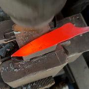 蓑毛鍛冶黒打青紙2号切付牛刀包丁170mmを打っている様子を上空から撮影したクローズアップです。