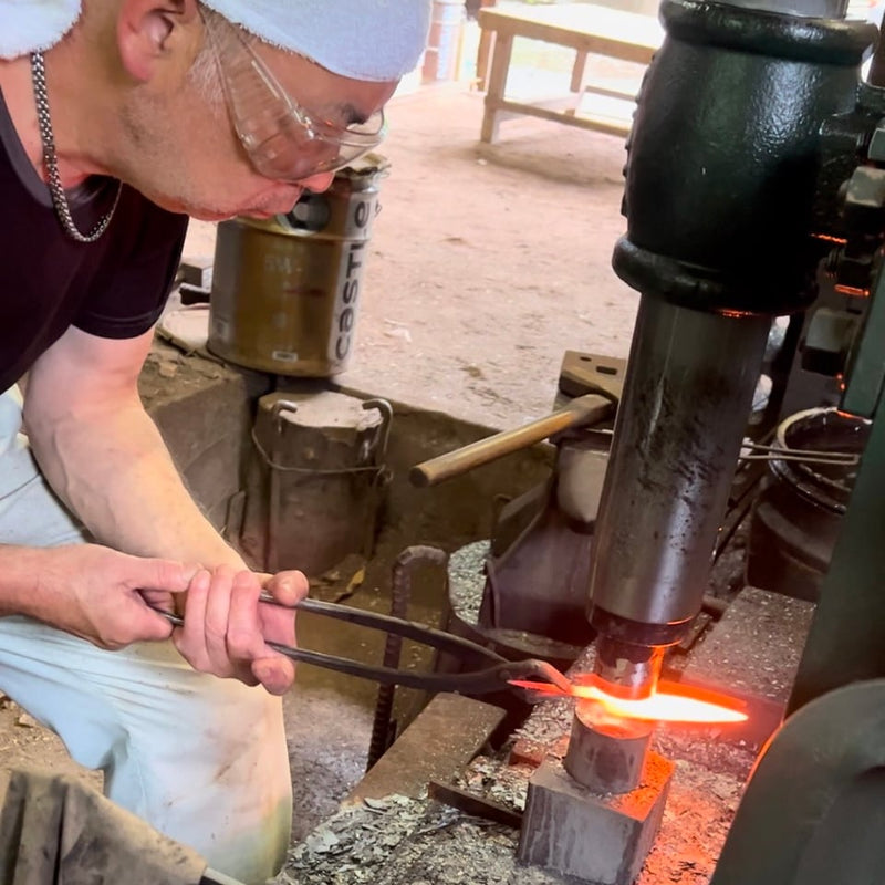 Shigemitsu Hamono crafting knives in their workshop.