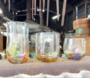工房の茶色い大理石の表面に副島硝子の手作りレインボーグラスが3つ展示されている