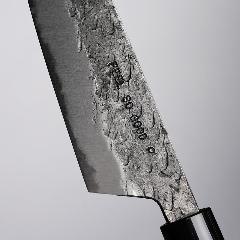 蓑毛鍛冶 黒打青紙2号切付 牛刀包丁 170mmの彫刻のアップ