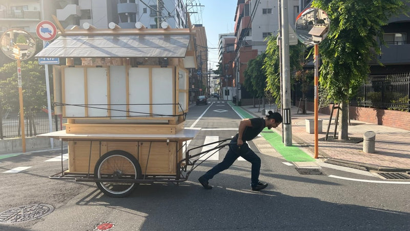 穏やかな街並みを屋台を運ぶ「屋台慶次」料理長の阿部さん