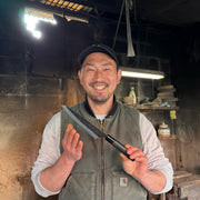 蓑毛鍛冶 黒打青紙2号切付 牛刀包丁170mmを手に微笑む蓑毛鍛冶の名匠の肖像