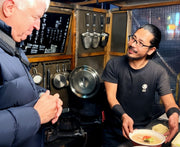 ラーメン作り体験でお客様と話す「屋台慶次」シェフの阿部さん