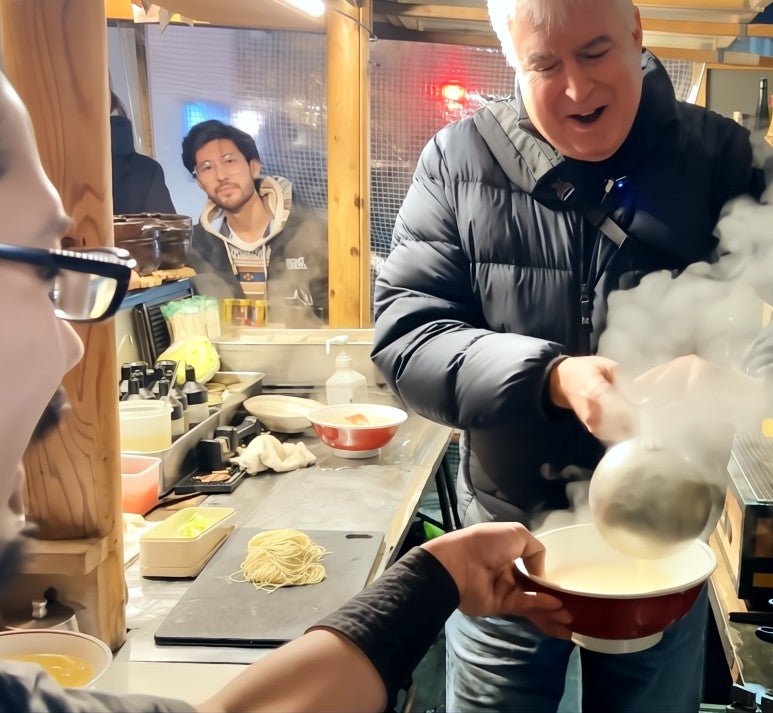 屋台慶次ラーメン作り体験で屋台内でラーメンを作るお客様
