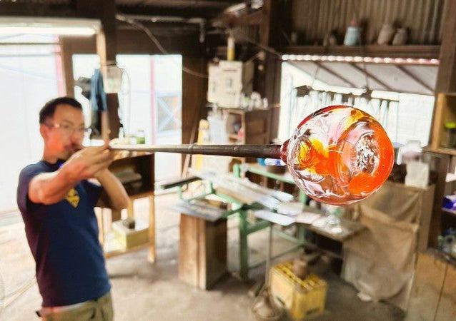 副島硝子職人の吹きガラス