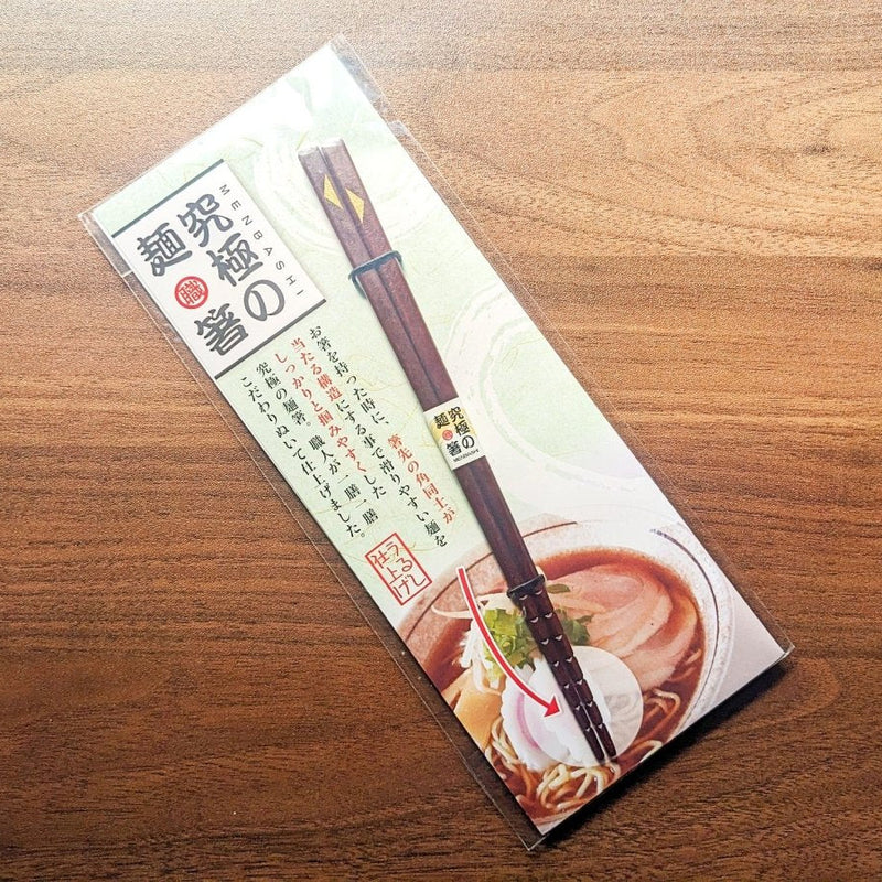 パッケージ内のラーメンセットの箸