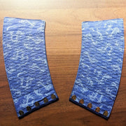 木製の背景上のドラゴン パターン屋台慶次リストバンド