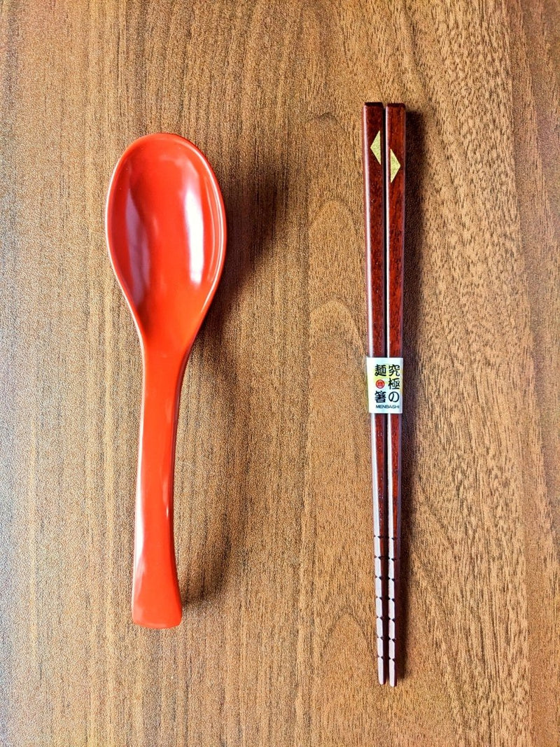 ラーメン用の箸の横にある赤れんげラーメンスプーン