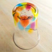 木製の背景に逆さまに展示された副島ガラス製品による手作りのレインボー ウォーター グラス