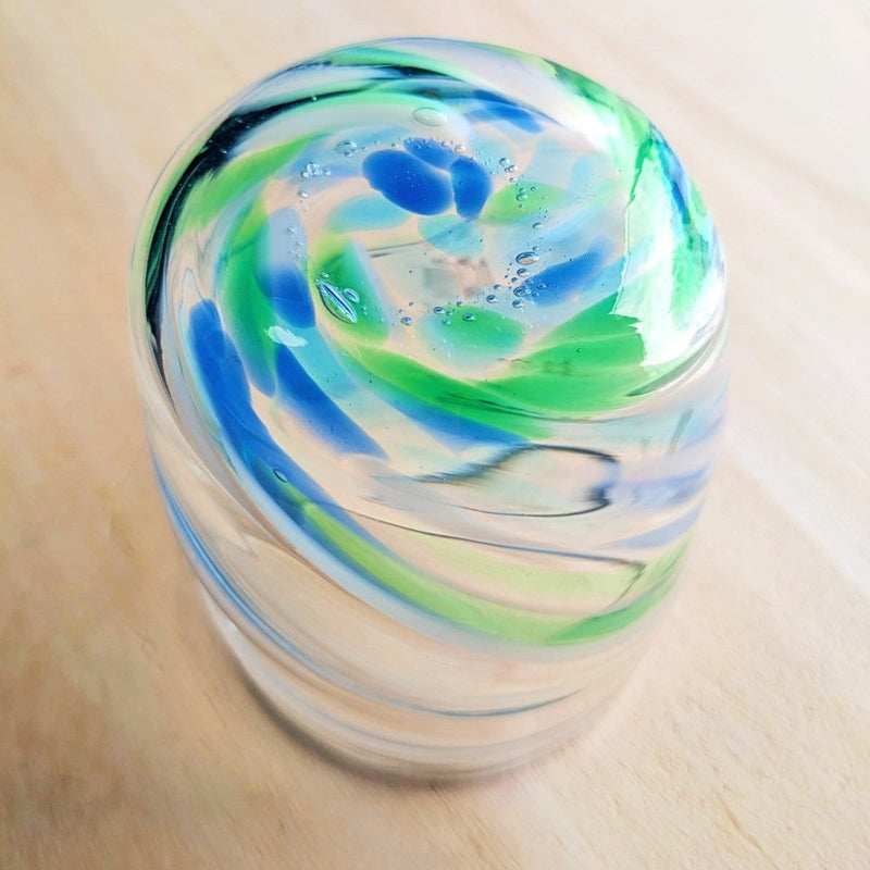 薄茶色の背景に逆さまに展示された副島ガラス製品による手作りのコバルト グリーン波状ガラス