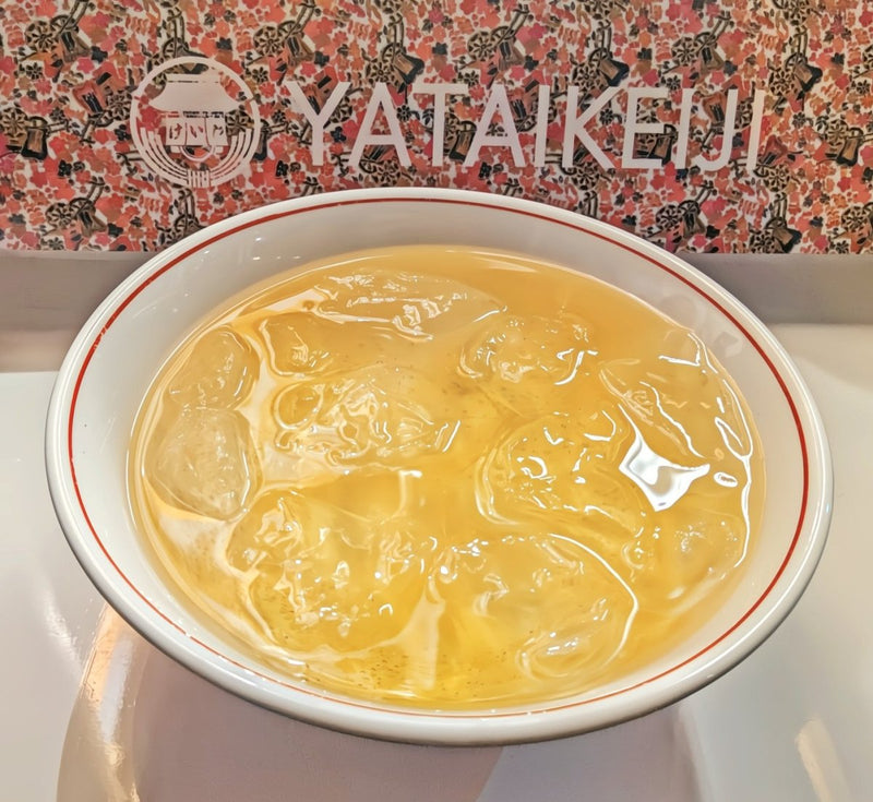 屋台刑事ファンボックスのラーメン丼とアイスドリンク