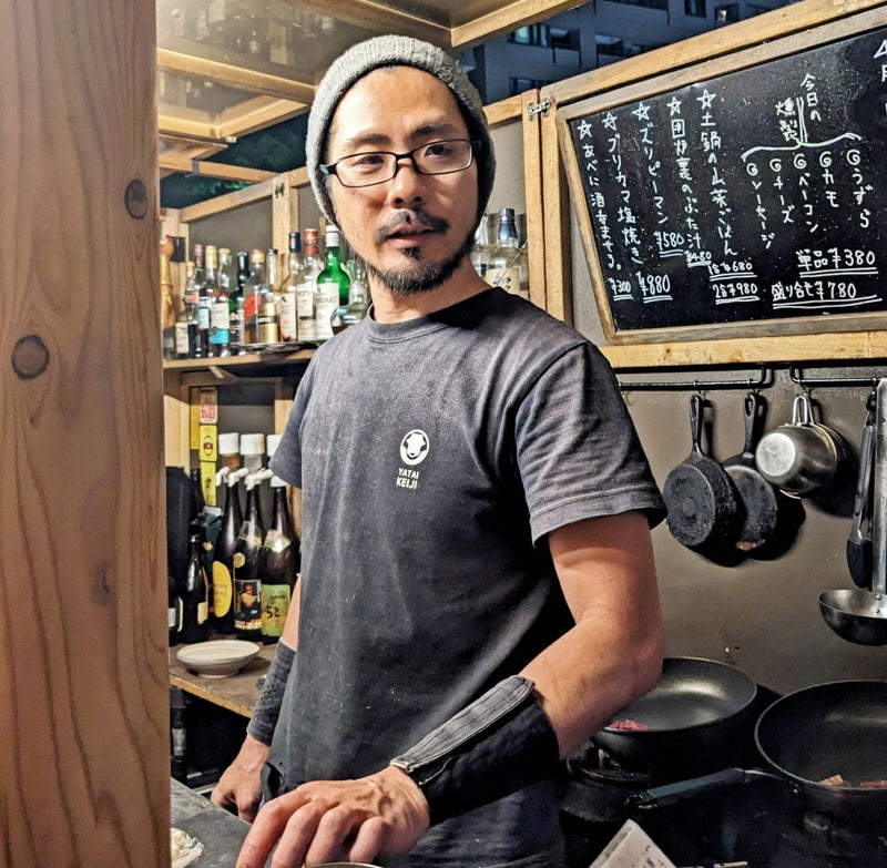 屋台慶次の厨房内で帽子をかぶった「屋台慶次」の安倍さん