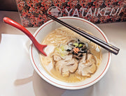 ラーメン丼セットの丼、箸、れんげスプーンを使った屋台系ラーメンの接写
