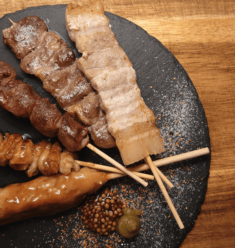 焼き鳥肉棒各種セット皿のアップ