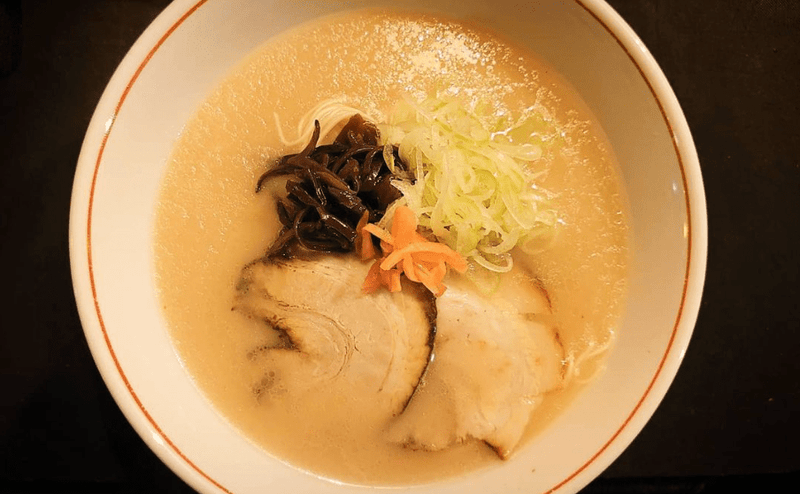 ラーメン丼のスープを上から見たクローズアップ