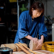 Tamaki Shibata, from Hakata Bentwood Tamaki, making a magewappa oval bento box