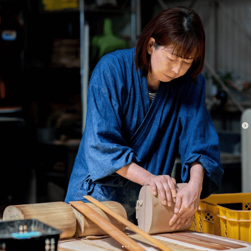 Tamaki Shibata, from Hakata Bentwood Tamaki, making a magewappa oval bento box