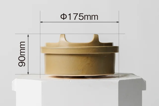 A skillet pot and its measurement.