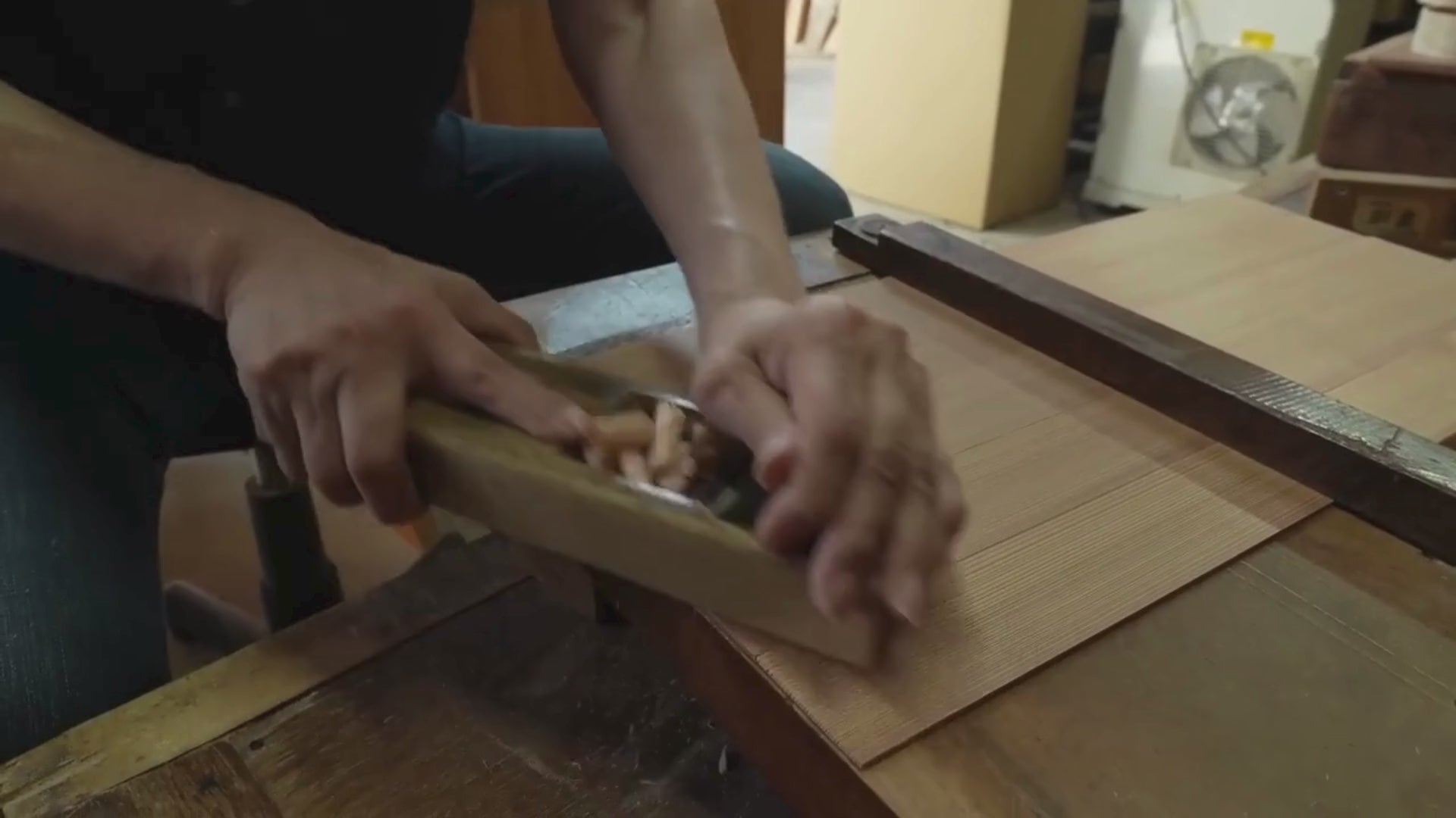 Hakata Bentwood Tamaki artisan making a magewappa bento box