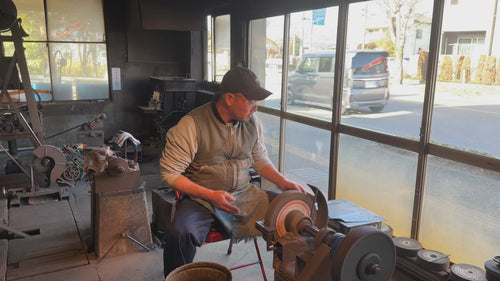 Video of Minomo Blacksmith master artisan working in his workshop making and polishing a Minomo Blacksmith Kurouchi Aogami No.2 Kiritsuke Gyuto Knife 170mm