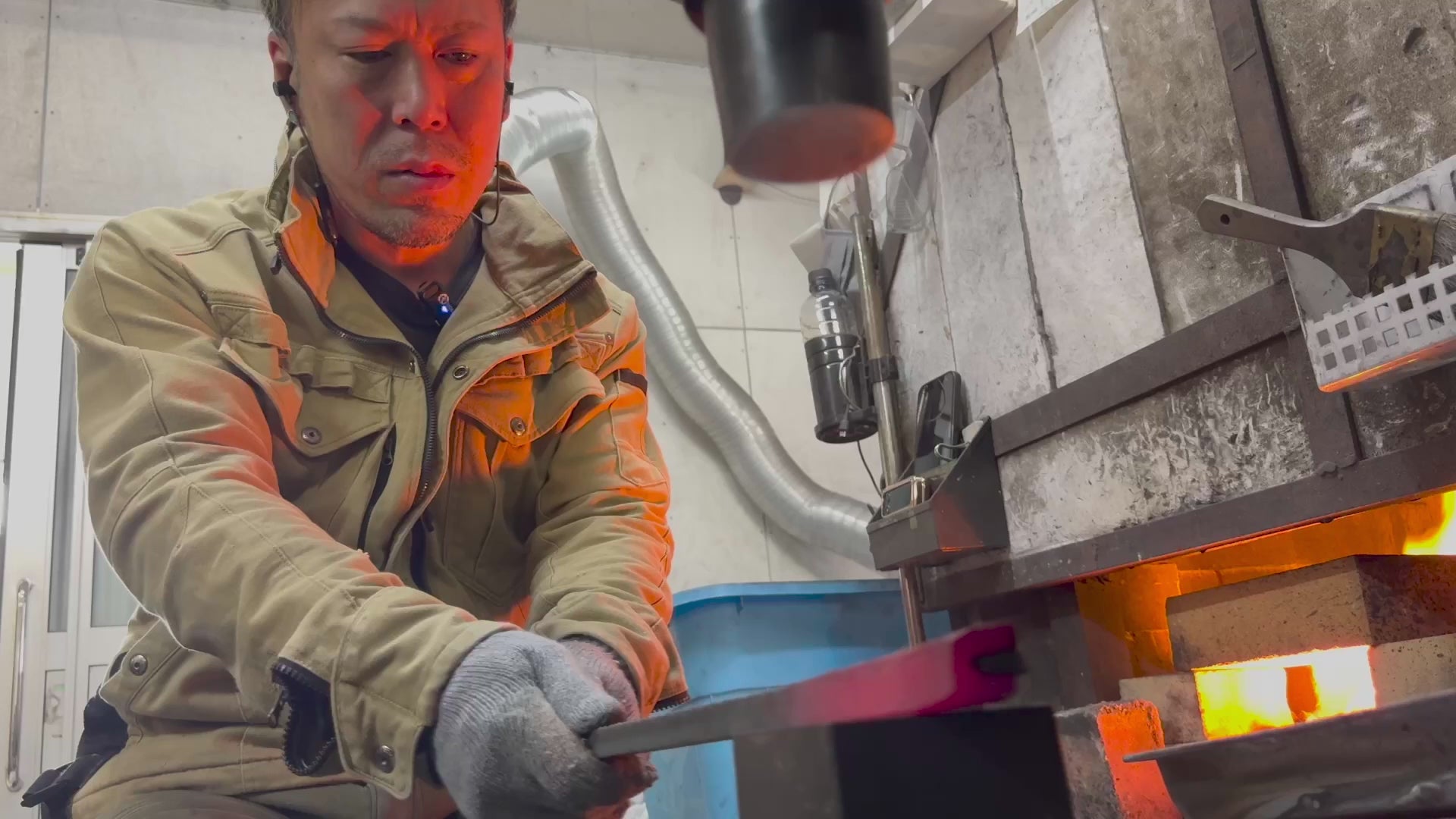 Nishida Hamono blacksmith hammering the metal